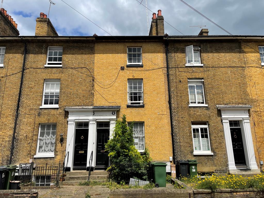 Lot: 59 - MIXED COMMERCIAL/RESIDENTIAL WITH POTENTIAL - Yellow brick mid terrace property